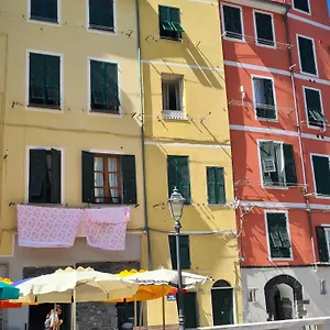 Vicolo Apartment, Pedestrian Centre, 2bdr, 2,5 Bth, Aircondo, Private Parking, Easy To Train And Ferries, Life La Spezia